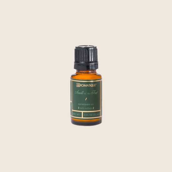 Load image into Gallery viewer, Smell of the Tree® Refresher Oil is designed to refresh your Decorative Fragrance year-round. The highly concentrated oil quickly absorbs into the wood chips and fills any space with the fragrance of freshly cut wild evergreen.
