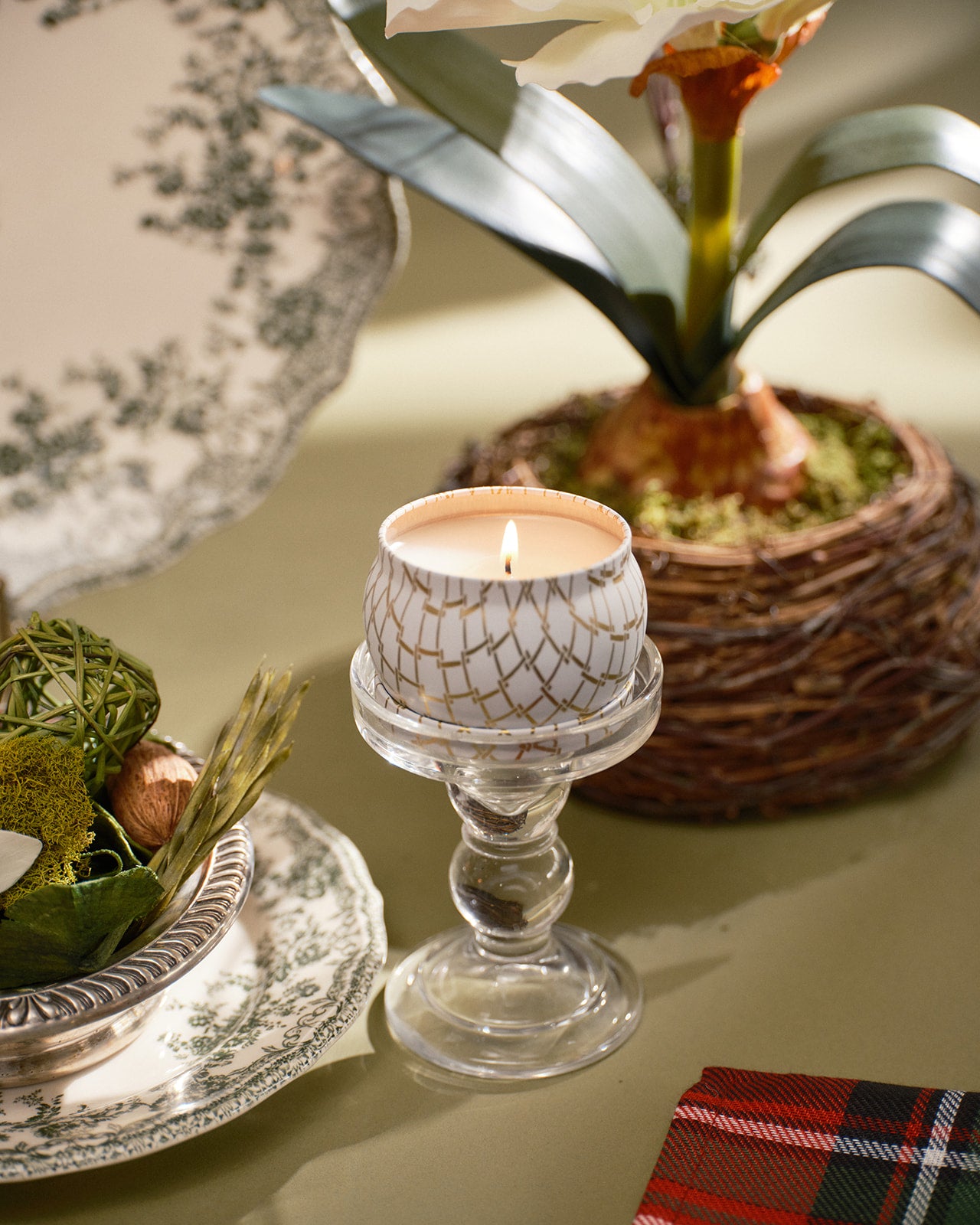 White Amaryllis & Rosemary - Travel Tin Candle