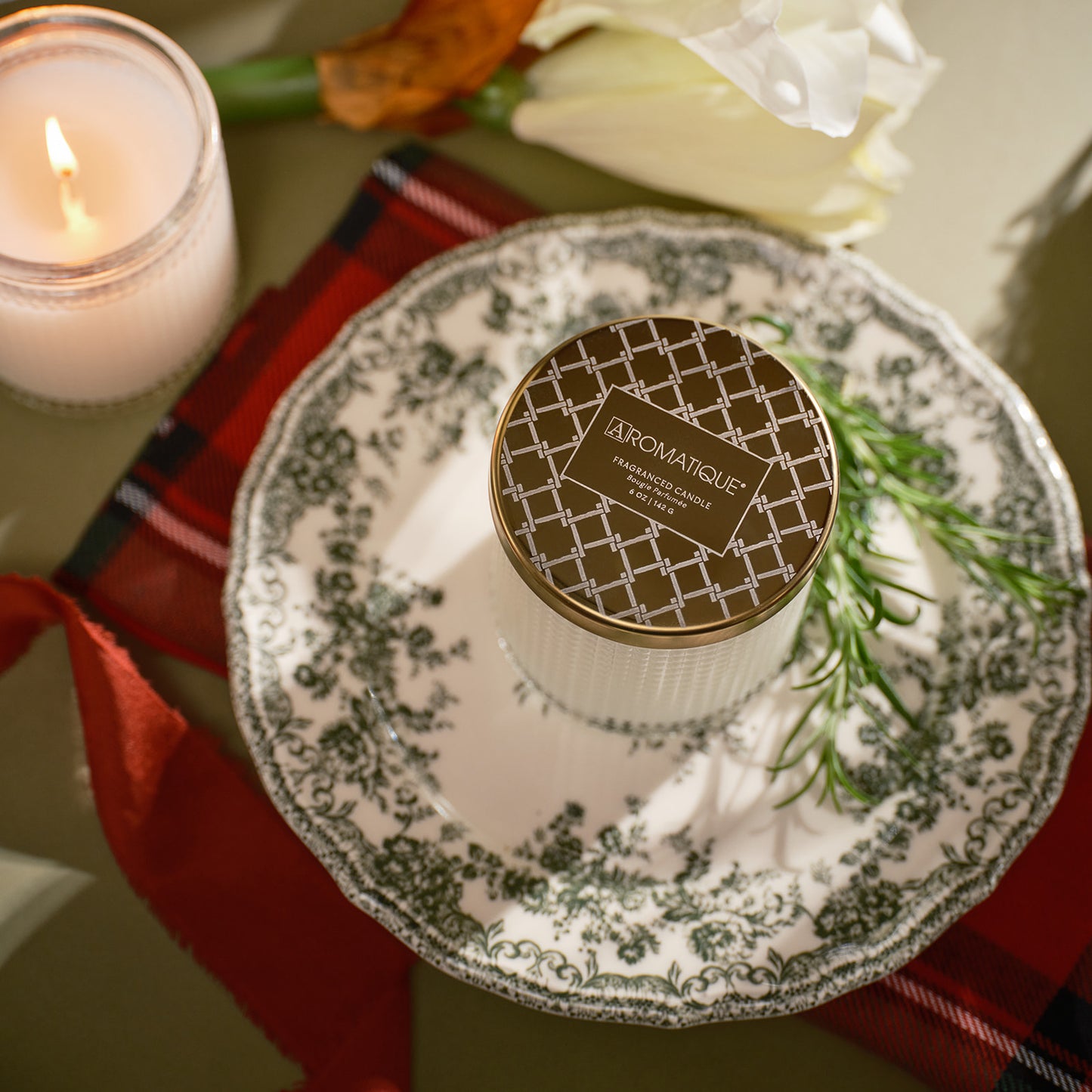 White Amaryllis & Rosemary - Textured Glass Candle